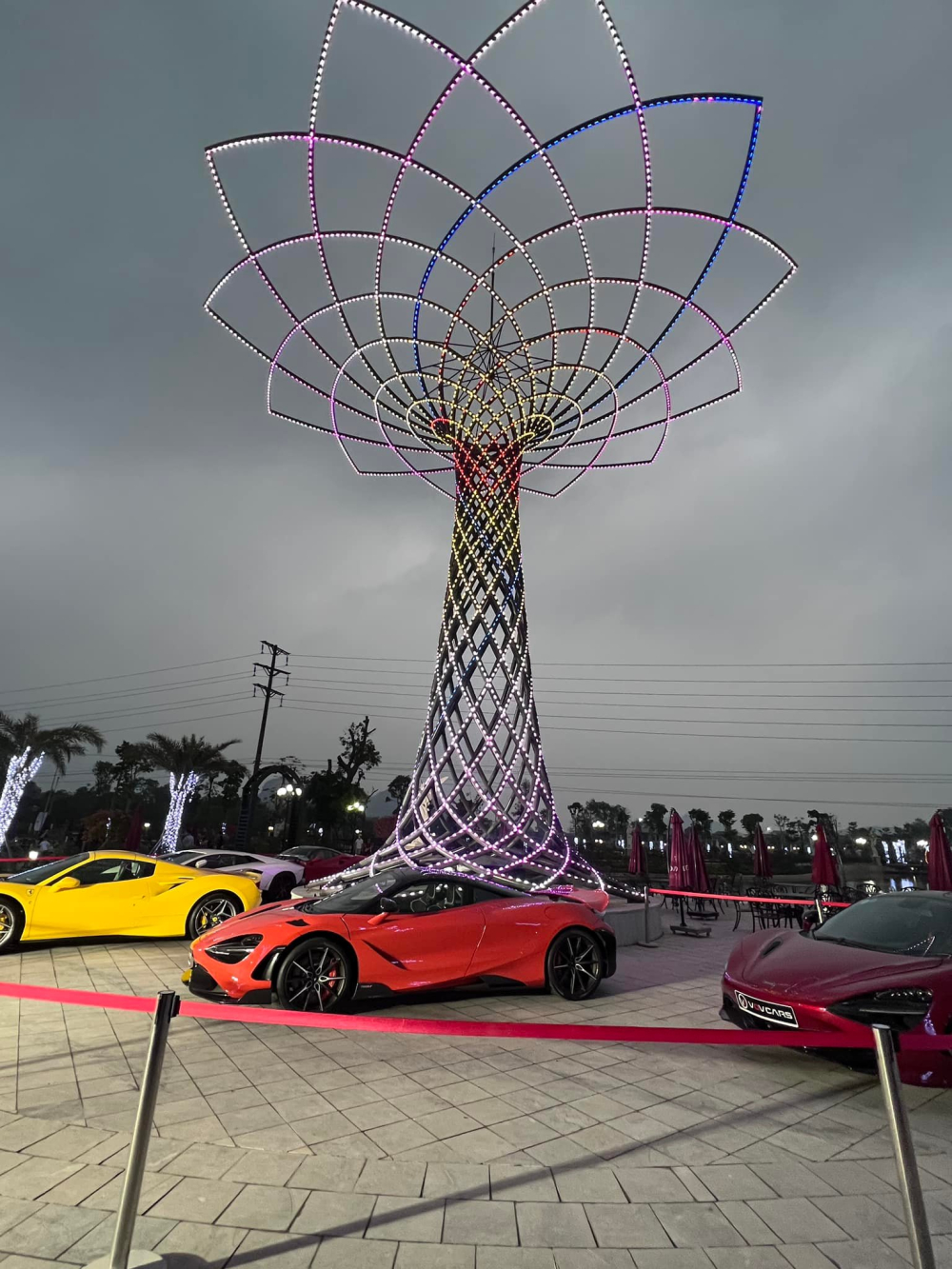 5 si&ecirc;u xe trong ảnh gồm Ferrari 488 GTB, Lamborghini Aventador LP700-4, Ferrari F8 Spider m&agrave;u v&agrave;ng, McLaren 765LT v&agrave; McLaren 720S