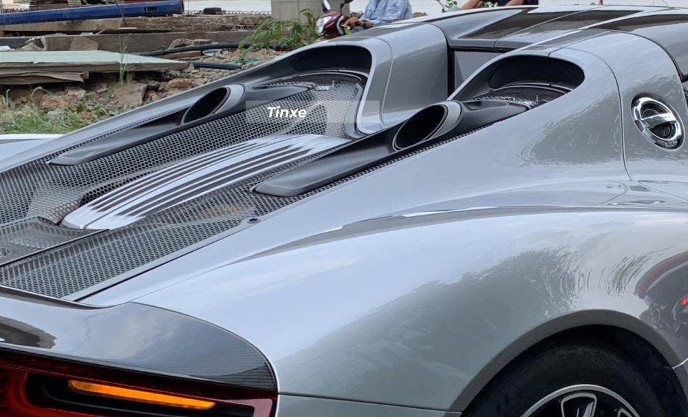 Vị trí đặt ống xả xe Porsche 918 Spyder khá cao Vị trí đặt ống xả xe Porsche 918 Spyder khá cao