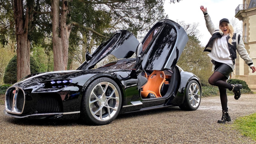 Youtuber Supercar Blondie trong lần trải nghiệm chiếc xe Bugatti Atlantic Concept