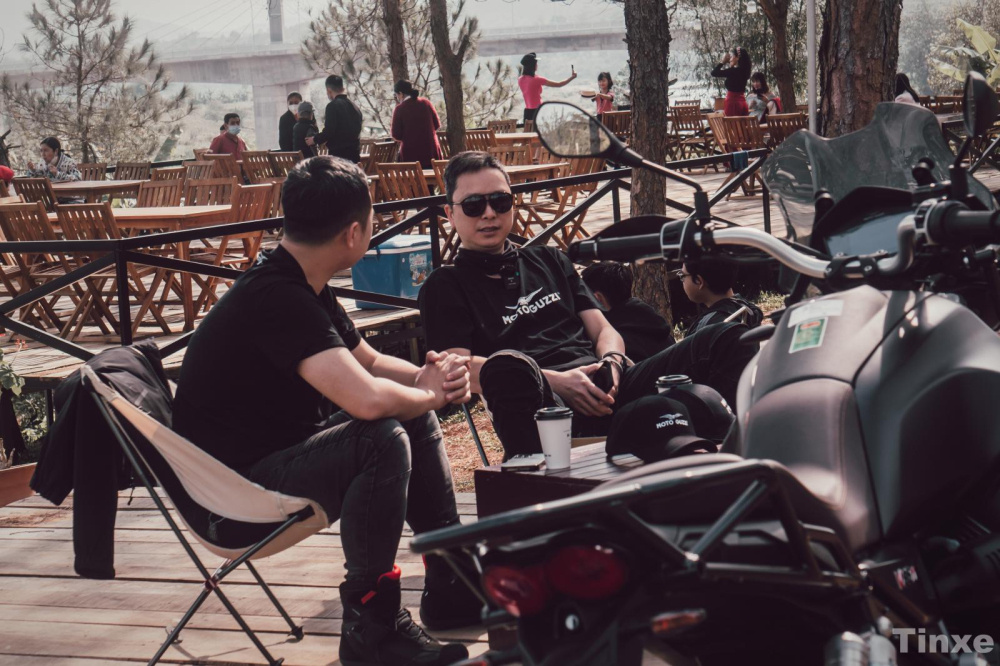 Các biker trò truyện về những chiếc xe sau những cung đường nắng gió Các biker trò truyện về những chiếc xe sau những cung đường nắng gió