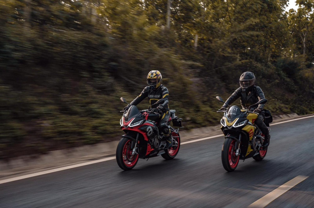 Cặp đôi xe Aprilia Tuono 660 lăn bánh tại Tây Nguyên Cặp đôi xe Aprilia Tuono 660 lăn bánh tại Tây Nguyên