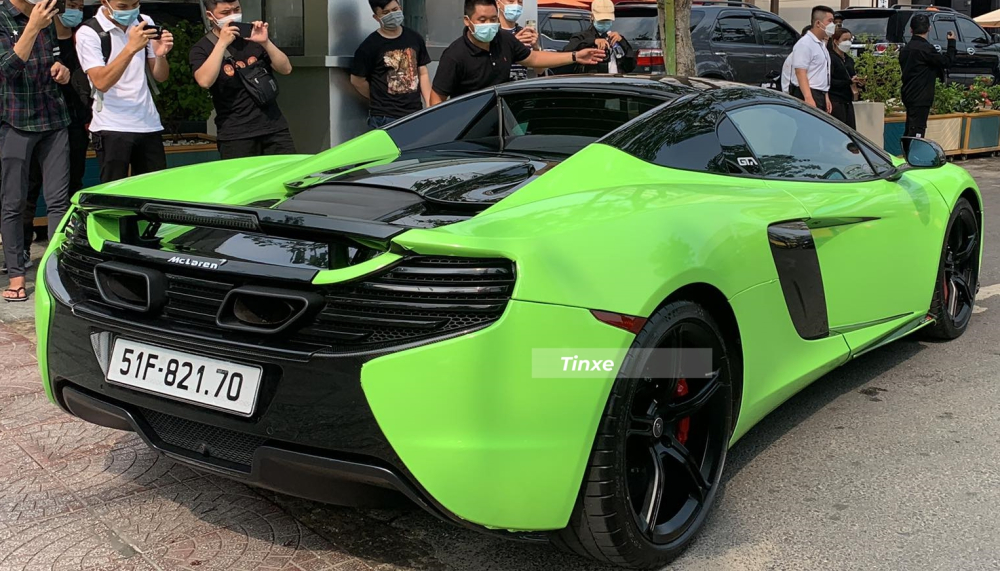 Rất đ&ocirc;ng ph&oacute; nh&aacute;y bị thu h&uacute;t bởi sự xuất hiện của Jessie Lương v&agrave; McLaren 650S Spider 