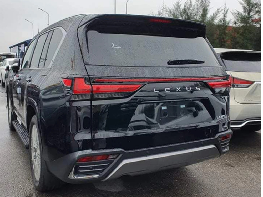 H&igrave;nh ảnh trước đ&oacute; của một chiếc xe Lexus LX600 2022 lộ ảnh xuất hiện tại Việt Nam theo diện ch&iacute;nh h&atilde;ng