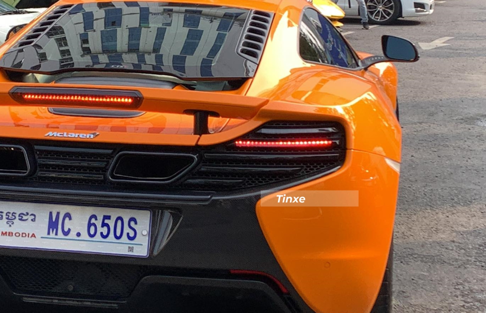 So với 9 chiếc si&ecirc;u xe mui trần McLaren 650S Spider về nước trước đ&oacute;, si&ecirc;u xe McLaren 650S n&agrave;y c&oacute; phần mui xe kết hợp c&ugrave;ng k&iacute;nh khoan động cơ k&eacute;o d&agrave;i xuống đến c&aacute;nh gi&oacute; ph&iacute;a sau của xe. C&ograve;n tr&ecirc;n bản mui trần chi tiết n&agrave;y được t&aacute;ch rời để l&agrave;m khoang chứa mui xếp cứng của xe mỗi lần hạ xuống.