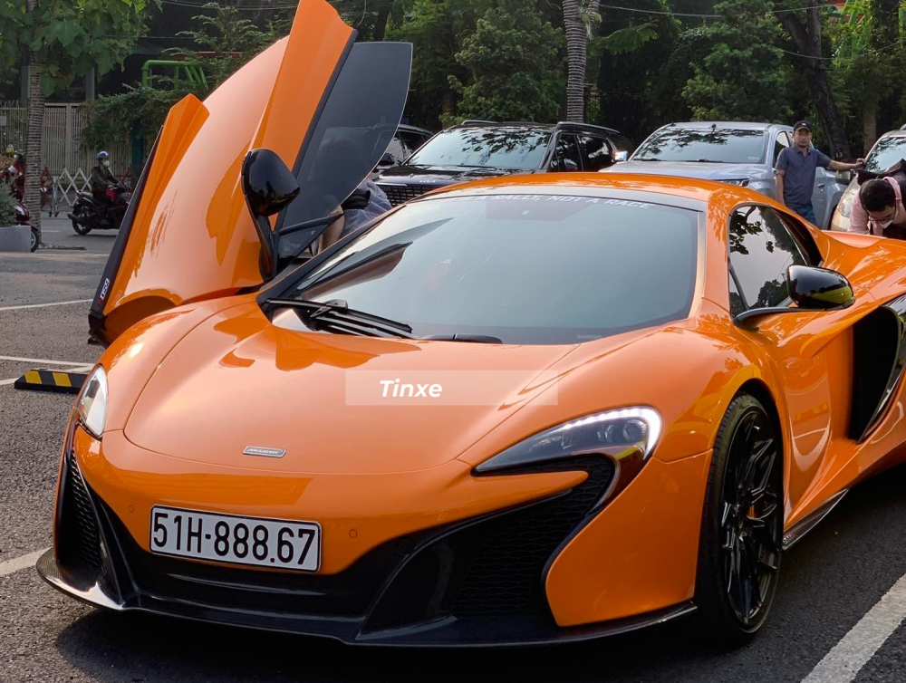 C&ograve;n đ&acirc;y l&agrave; nhan sắc của một chiếc si&ecirc;u xe mui trần McLaren 650S Spider.