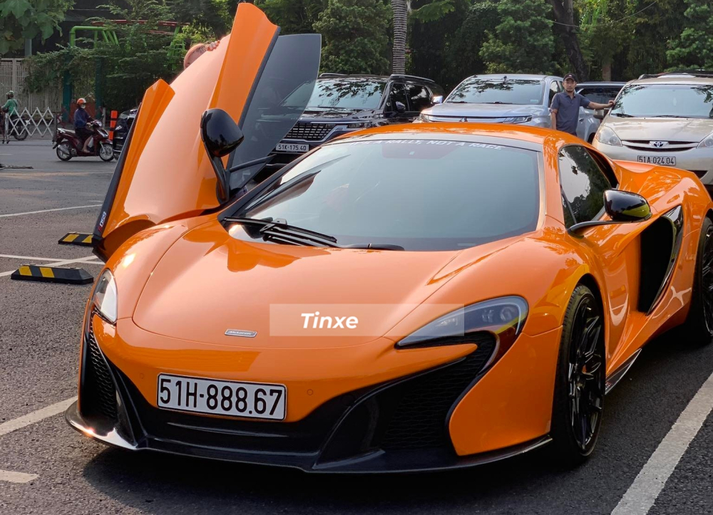 Gần 20 ph&uacute;t sau đ&oacute;, nhiều si&ecirc;u xe kh&aacute;c cũng đ&atilde; xuất hiện, trong ảnh l&agrave; McLaren 650S Spider m&agrave;u cam