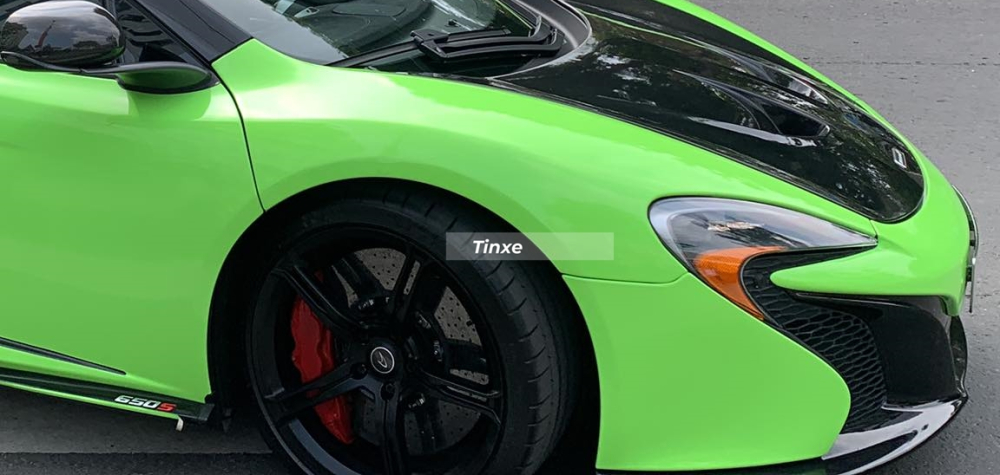 Jessie Lương đ&atilde; d&aacute;n lại bộ &aacute;o m&agrave;u xanh l&aacute; cho xe McLaren 650S Spider, bộ m&acirc;m được phủ m&agrave;u đen