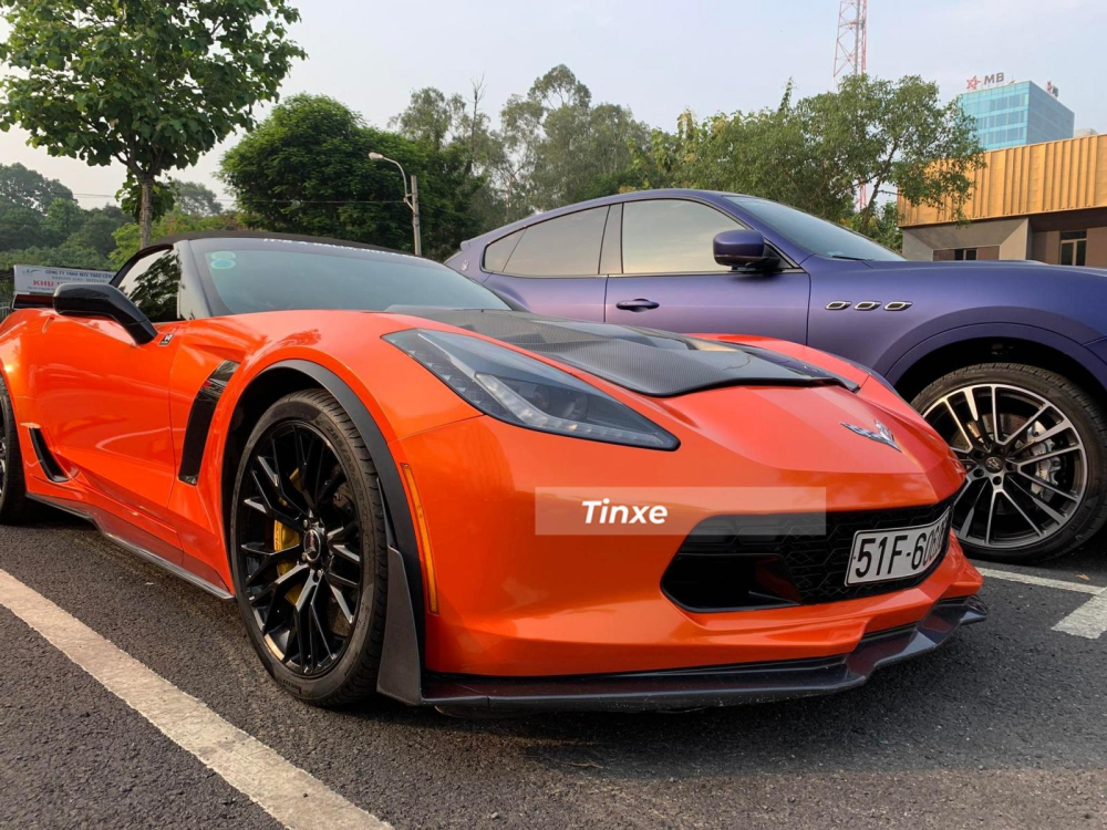 Một chiếc xe thể thao mui trần Chevrolet Corvette Z06
