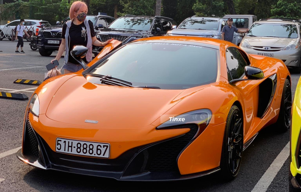 B&ecirc;n cạnh McLaren 650S Spider của hot girl Jessie Lương, đo&agrave;n si&ecirc;u xe c&ograve;n c&oacute; 1 xe kh&aacute;c mang m&agrave;u cam