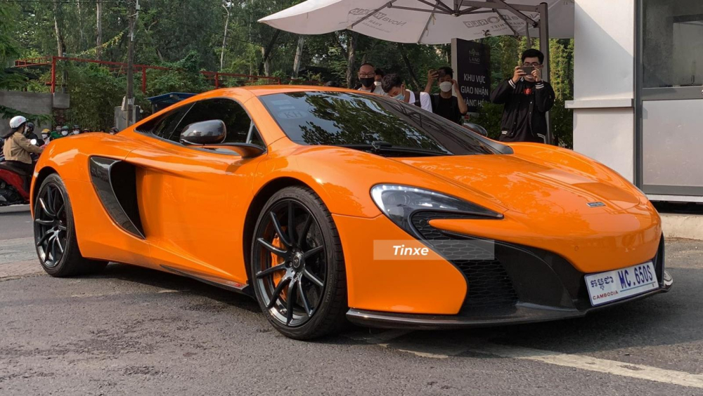 Chiếc si&ecirc;u xe McLaren 650S Coupe n&agrave;y được 1 tay chơi xe quận 7 tậu về để đi c&ugrave;ng cặp với si&ecirc;u xe Audi R8 đời cũ mang g&oacute;i độ body kit của h&atilde;ng Regula với tổng trị gi&aacute; hơn 1,5 tỷ đồng.