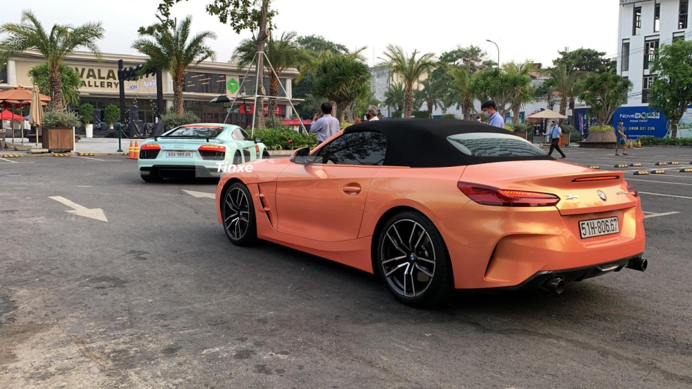Theo sau xe Audi R8 V10 Plus l&agrave; một chiếc xe mui trần BMW Z4 thế hệ mới với t&ocirc;ng m&agrave;u cam.