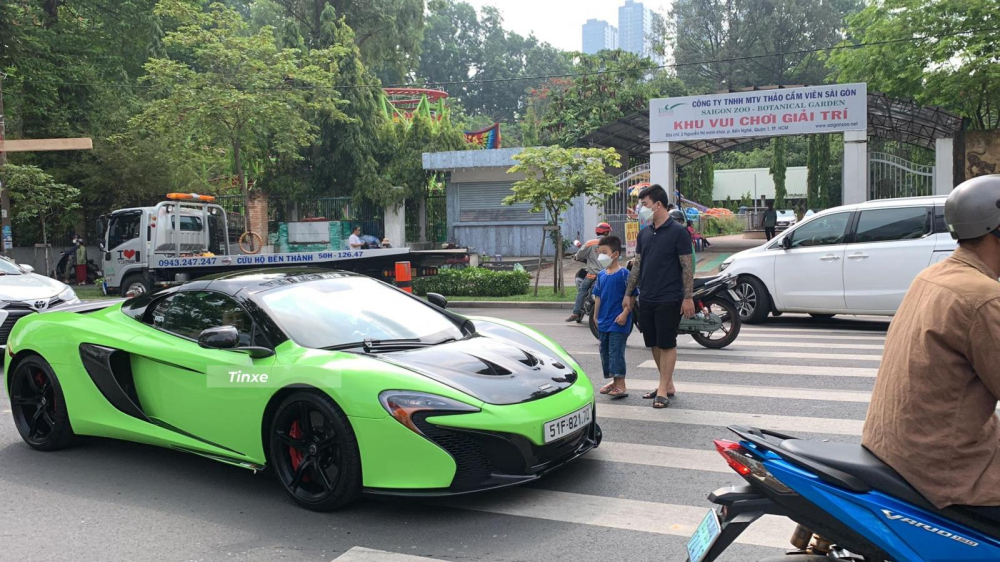 Đ&acirc;y l&agrave; 1 trong 3 chiếc xe McLaren 650S xuất hiện tại h&agrave;nh tr&igrave;nh si&ecirc;u xe v&agrave;o s&aacute;ng nay