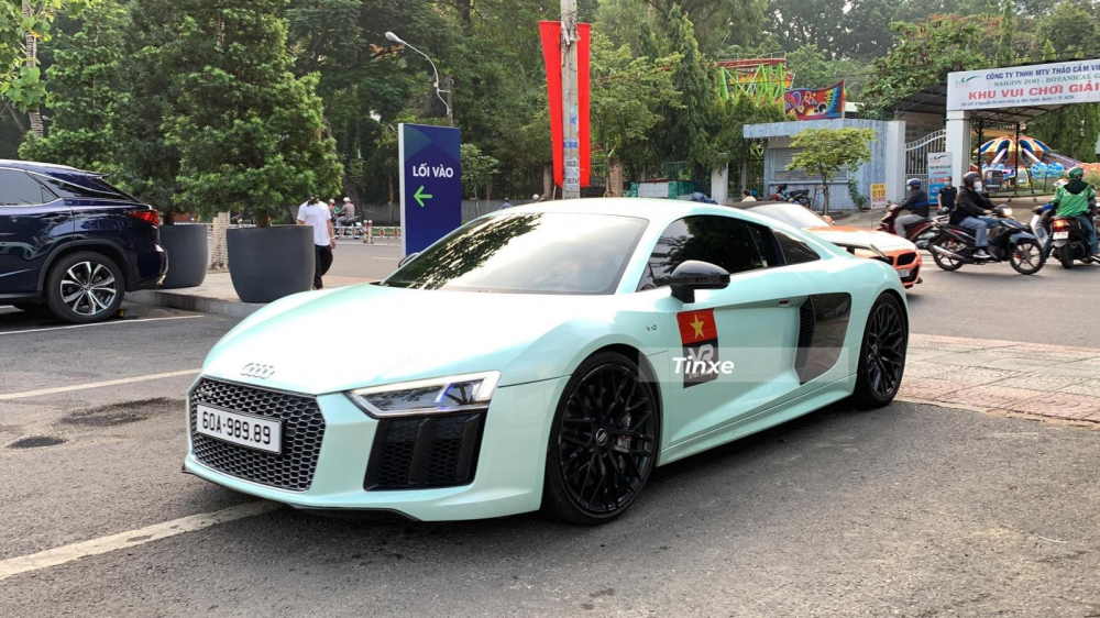 7 giờ s&aacute;ng, th&agrave;nh vi&ecirc;n đầu ti&ecirc;n tham dự l&agrave; một chi&eacute;c si&ecirc;u xe Audi R8 V10 Plus đến từ Đồng Nai, xe mang biển số rất đẹp mắt v&agrave; c&oacute; ngoại thất được d&aacute;n m&agrave;u xanh bạc h&agrave;. 