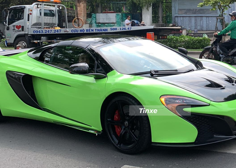 Đ&acirc;y l&agrave; th&agrave;nh vi&ecirc;n nữ duy nhất cầm l&aacute;i si&ecirc;u xe v&agrave;o s&aacute;ng nay