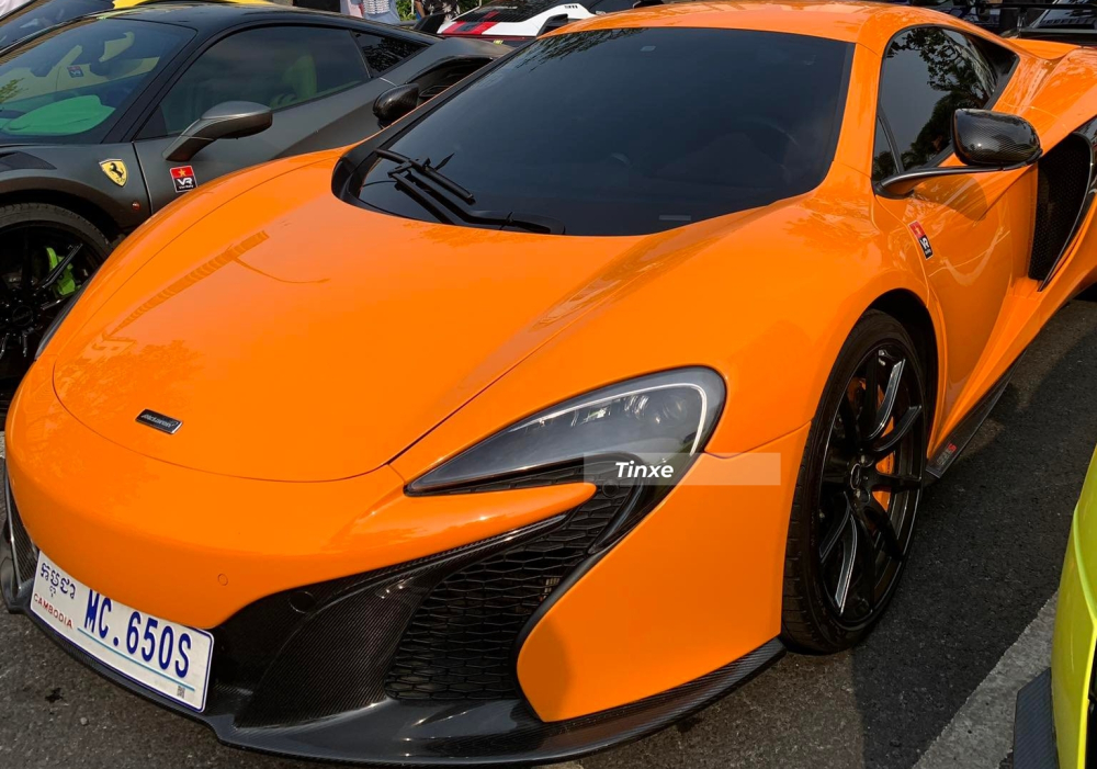 Đ&acirc;y l&agrave; chiếc si&ecirc;u xe McLaren 650S Coupe v&agrave; khi nh&igrave;n g&oacute;c n&agrave;y mọi người rất c&oacute; ph&acirc;n biệt được với bản mui trần McLren 650S Spider