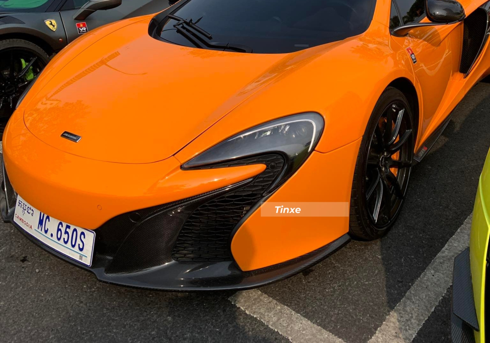 Thiết kế phần đầu si&ecirc;u xe McLaren 650S được chia th&agrave;nh 3 phần ri&ecirc;ng biệt rất đẹp mắt v&agrave; c&aacute; t&iacute;nh, xe sở hữu đ&egrave;n pha c&oacute; thiết kế h&igrave;nh lưỡi liềm được đ&aacute;nh gi&aacute; l&agrave; 1 trong những đ&ocirc;i mắt ấn tượng nhất tr&ecirc;n c&aacute;c d&ograve;ng si&ecirc;u xe l&uacute;c bấy giờ.