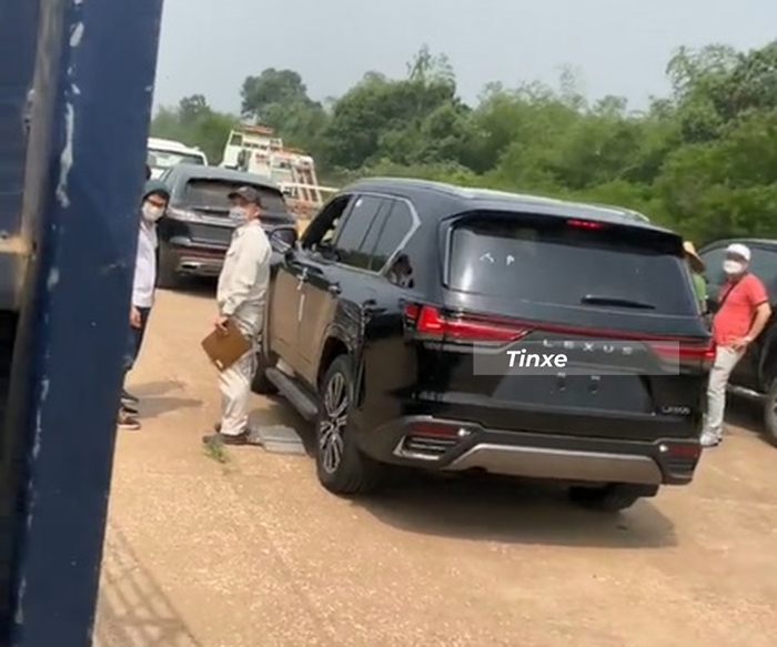 Lexus LX600 thế hệ thứ 4 n&agrave;y thuộc bản ti&ecirc;u chuẩn, ph&iacute;a tr&ecirc;n c&ograve;n c&oacute; Lincoln Nautilus 2021 mới về nước