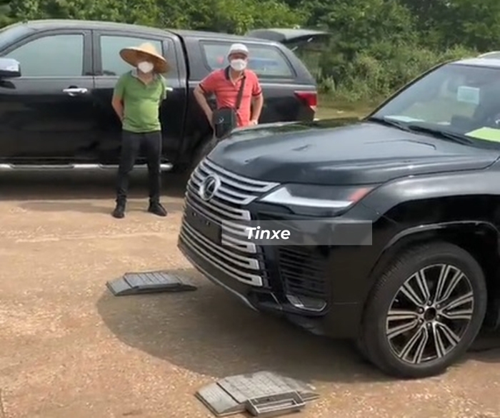 C&ograve;n đ&acirc;y l&agrave; chiếc xe Lexus LX600 2022 xuất hiện tại s&acirc;n bay H&ograve;a Lạc, sẵn s&agrave;ng cho m&agrave;n ra mắt ho&agrave;nh tr&aacute;ng v&agrave;o tuần sau?