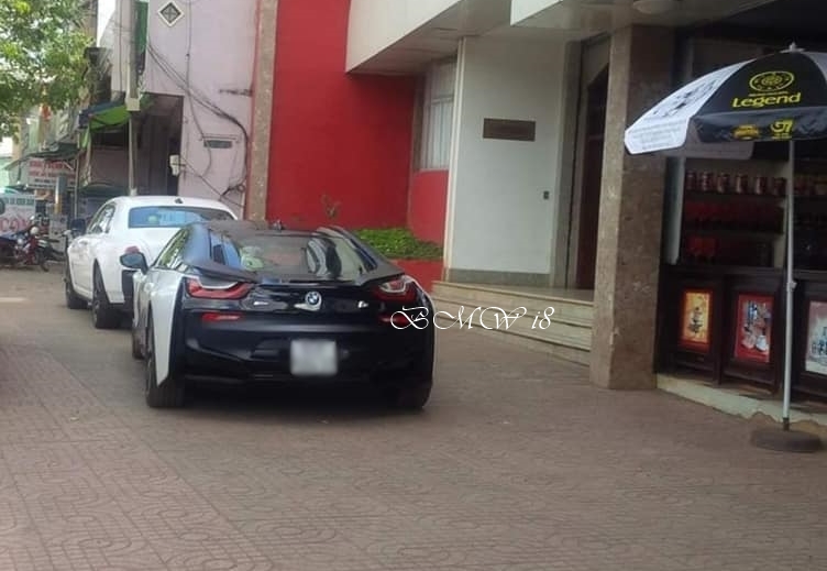 H&igrave;nh ảnh chiếc xe thể thao BMW i8 của Đặng L&ecirc; Nguy&ecirc;n Vũ xuất hiện c&ugrave;ng Rolls-Royce Ghost tại cửa h&agrave;ng Trung Nguy&ecirc;n ở th&agrave;nh phố Bu&ocirc;n Ma Thuột