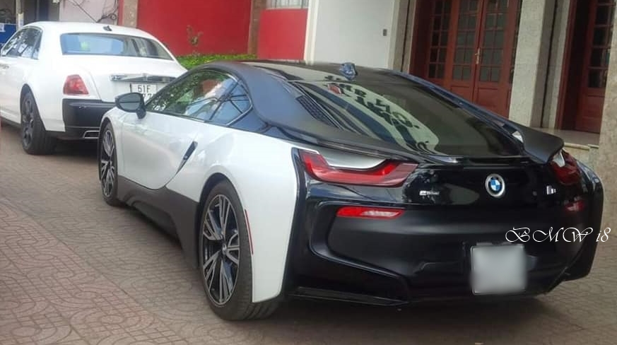 Được biết l&agrave; chiếc xe BMW i8 của &ocirc;ng Đặng L&ecirc; Nguy&ecirc;n Vũ gặp tai nạn n&ecirc;n hiện kh&ocirc;ng thể sử dụng, trước đ&oacute; xe đ&atilde; được độ lại động cơ với sự hỗ trợ của chuy&ecirc;n gia nước ngo&agrave;i