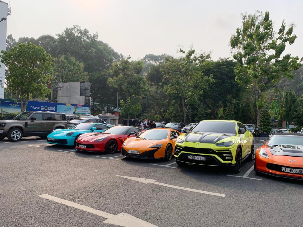 Lamborghini Urus độ TopCar Design nổi bần bật khi đứng cạnh c&aacute;c si&ecirc;u xe v&agrave; xe thể thao với nhiều m&agrave;u sắc bắt mắt