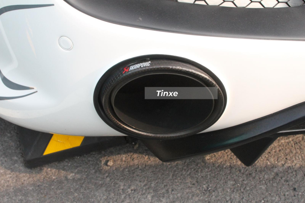 Bên cạnh đó siêu xe này còn được độ ống xả Akrapovic Bên cạnh đó siêu xe này còn được độ ống xả Akrapovic