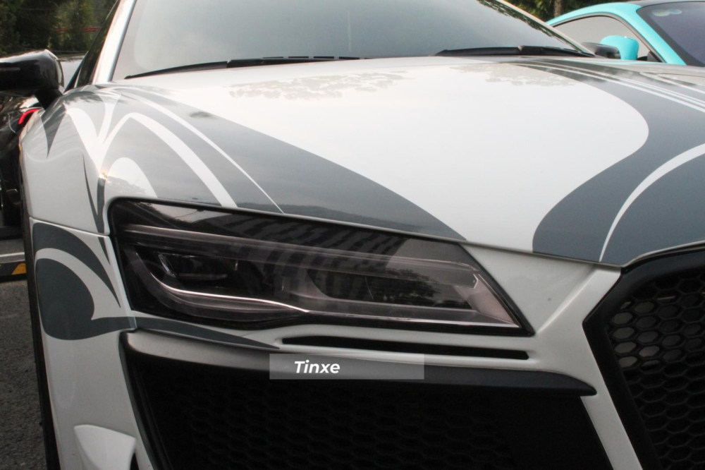 Bên cạnh đó xe được trang bị body kit của hãng Regula có giá 1,5 tỷ đồng, ngoài ra, đèn pha và đèn hậu LED cũng được nâng cấp lên bản mới Bên cạnh đó xe được trang bị body kit của hãng Regula có giá 1,5 tỷ đồng, ngoài ra, đèn pha và đèn hậu LED cũng được nâng cấp lên bản mới