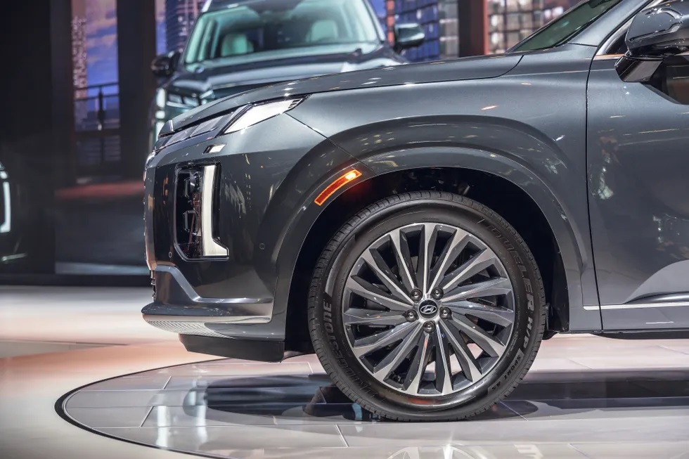V&agrave;nh la-zăng 20 inch với thiết kế đa chấu của Hyundai Palisade 2023 