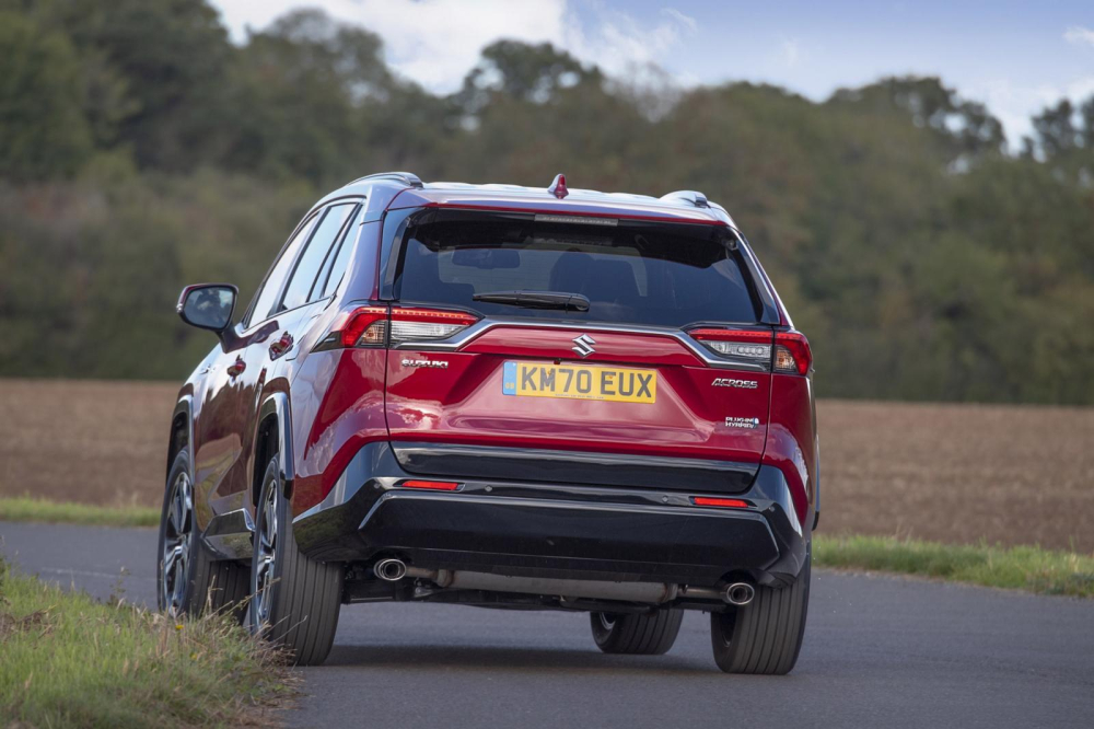 Thiết kế đằng sau của Suzuki Across 2022 kh&aacute; giống với Toyota RAV4