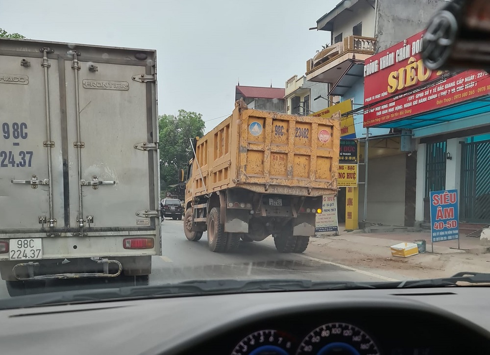 Chiếc xe ben tại hiện trường vụ tai nạn