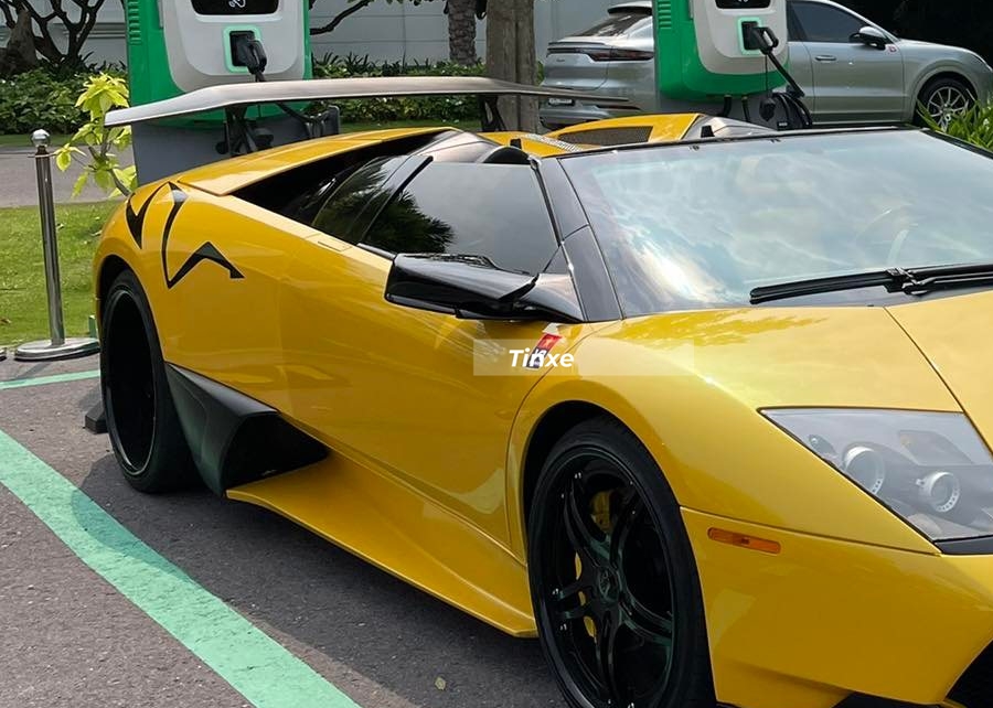 Hốc gió được mở rộng ra hơn với tấm ốp sơn đen nhám Hốc gió được mở rộng ra hơn với tấm ốp sơn đen nhám