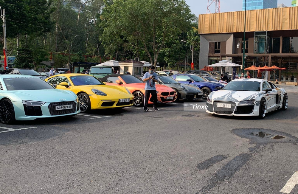 Audi R8 đời cũ cùng Audi R8 V10 Plus màu xanh bạc hà Audi R8 đời cũ cùng Audi R8 V10 Plus màu xanh bạc hà