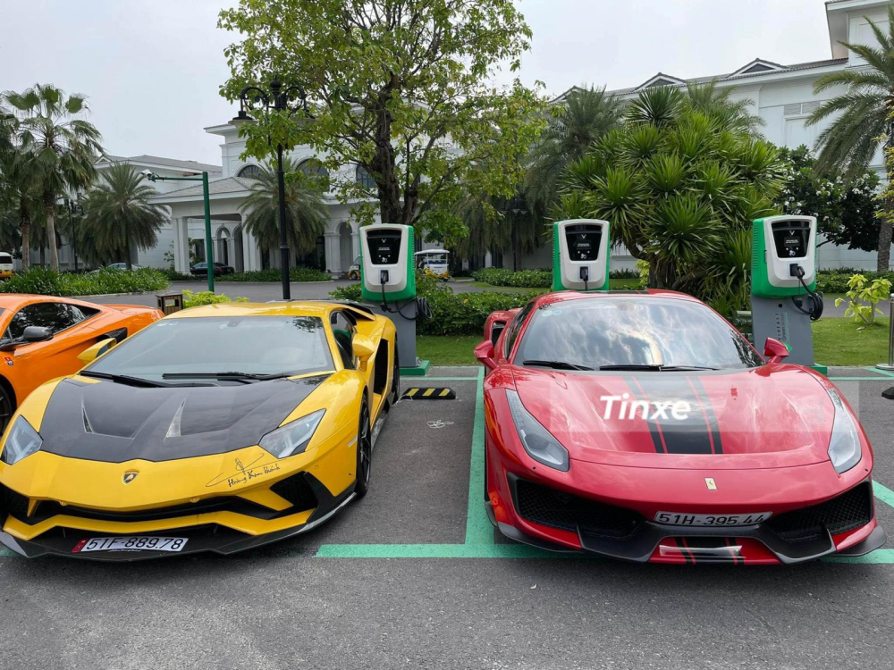 Đ&aacute;ng tiếc nhất trong h&agrave;nh tr&igrave;nh si&ecirc;u xe n&agrave;y l&agrave; việc Koenigsegg Regera v&agrave; McLaren Senna kh&ocirc;ng thể tham dự d&ugrave; trước đ&oacute; người bạn th&acirc;n của Ho&agrave;ng Kim Kh&aacute;nh đ&atilde; cho biết sẽ c&oacute; sự xuất hiện của cặp si&ecirc;u xe hypercar v&agrave; megacar n&agrave;y. Trong h&agrave;nh tr&igrave;nh n&agrave;y, Ho&agrave;ng Kim Kh&aacute;nh điều khiển si&ecirc;u xe mui trần Ferrari 488 Pista Spider chở vợ c&ograve;n người bạn th&acirc;n mới từ Mỹ về c&ugrave;ng t&agrave;i xế ri&ecirc;ng của đại gia n&agrave;y thay nhau cầm cương Lamborghini Aventador S LP740-4.