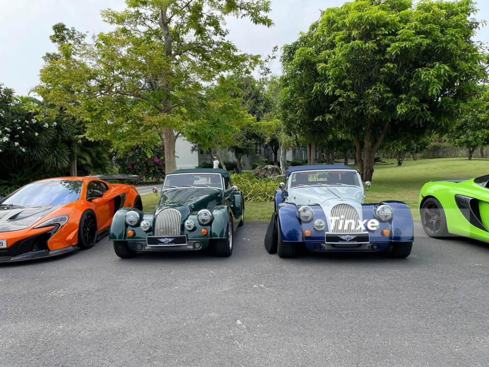 Từ tr&aacute;i sang l&agrave; McLaren 650S Spider độ Liberty Walk, Morgan Plus Four v&agrave; Morgan Plus Six bộ 3 n&agrave;y di chuyển bằng xe cứu hộ đến Nha Trang. Chiếc xe đỗ cạnh l&agrave; McLaren 650S Spider m&agrave;u xanh l&aacute; nỏi bật do hot girl 9X Jessie Lương cầm l&aacute;i.