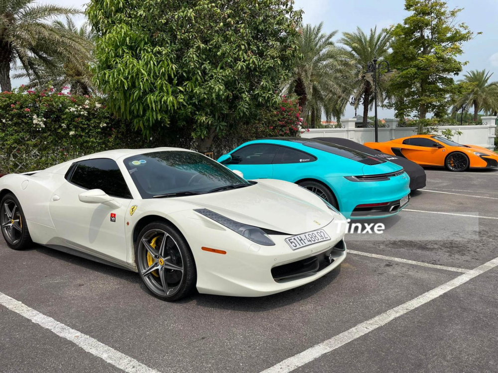 Si&ecirc;u xe mui trần Ferrari 458 Spider nằm trong bộ sưu tập xe của gia đ&igrave;nh &ocirc;ng B&ugrave;i Th&agrave;nh Nhơn cũng g&oacute;p mặt. Ước t&iacute;nh tỷ ph&uacute; đ&ocirc; la thứ 7 tại dải đất h&igrave;nh chữ S c&ugrave;ng con trai sở hữu h&agrave;ng trăm si&ecirc;u xe, xe si&ecirc;u sang v&agrave; SUV đủ loại.