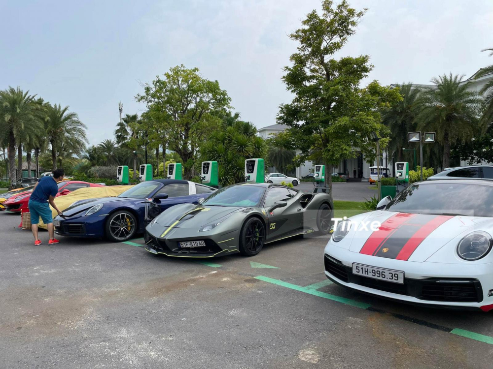 C&aacute;c th&agrave;nh vi&ecirc;n trong đo&agrave;n ngo&agrave;i di chuyển tr&ecirc;n si&ecirc;u xe c&ograve;n c&oacute; kh&aacute; đ&ocirc;ng đảo người chạy tr&ecirc;n d&ograve;ng xe thể thao Porsche 911.