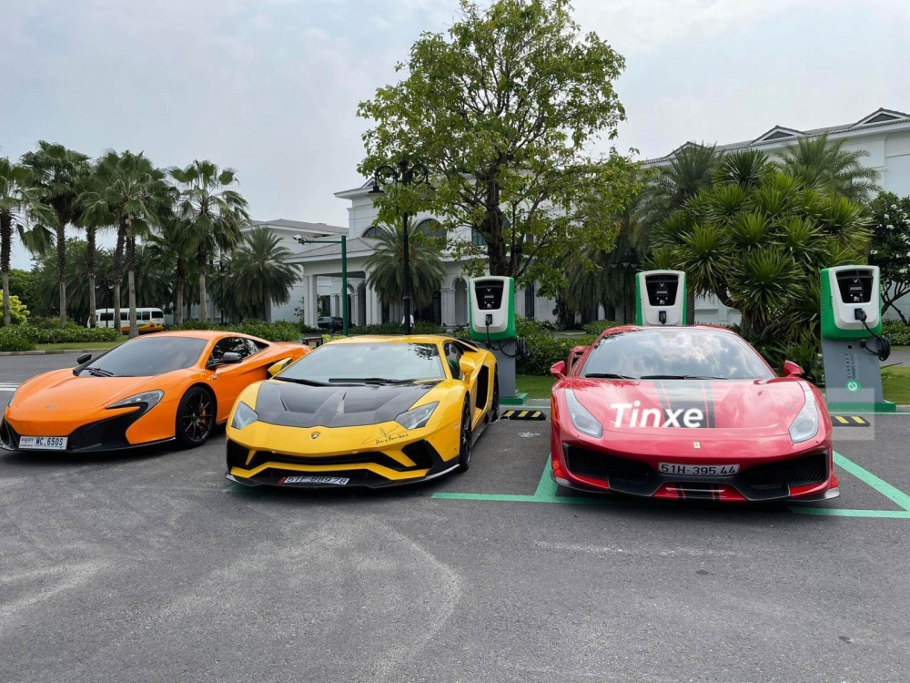  Từ tr&aacute;i sang l&agrave; McLaren 650S Coupe, Lamborghini Aventador S LP740-4 v&agrave; Ferrari 488 Pista Spider.