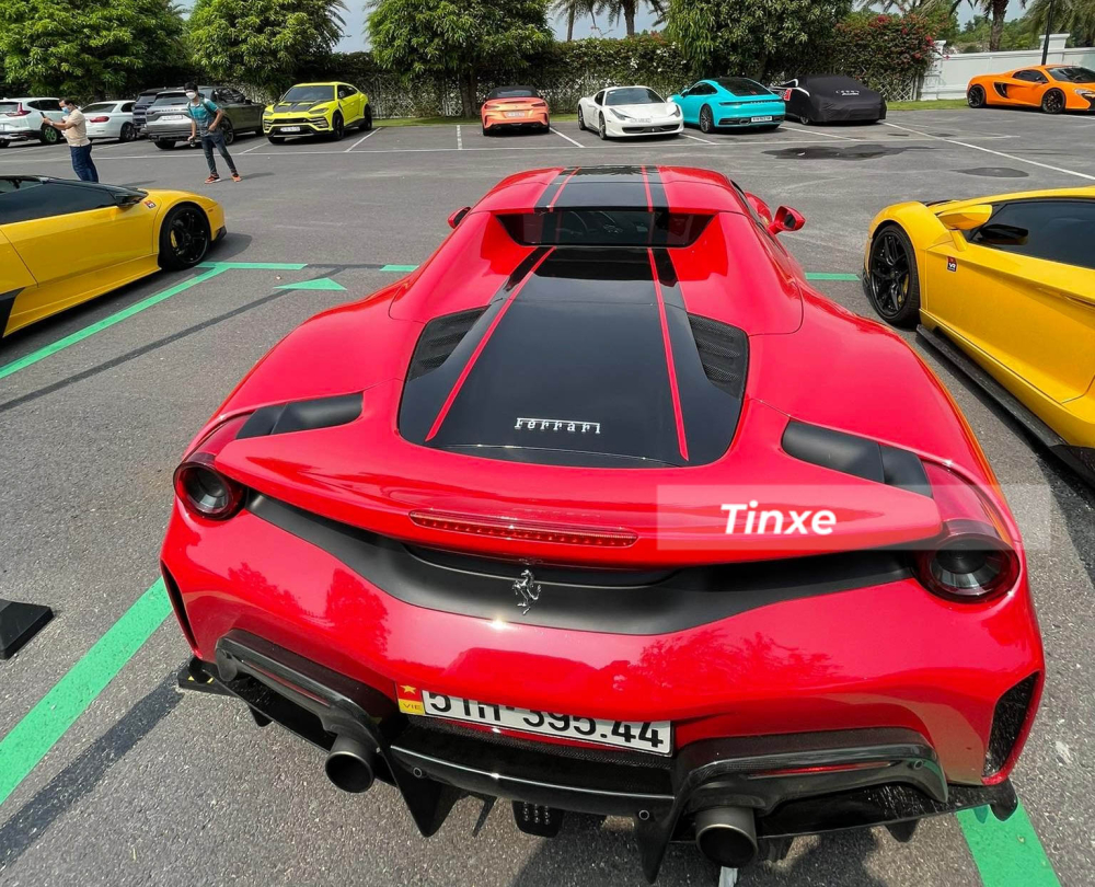 Ferrari 488 Pista Spider v&agrave; Lamborghini Aventador S LP740-4 của Ho&agrave;ng Kim Kh&aacute;nh cũng l&agrave; 2 si&ecirc;u xe đắt đỏ nhất trong d&agrave;n xe n&agrave;y khi gi&aacute; mỗi chiếc tr&ecirc;n 40 tỷ đồng.