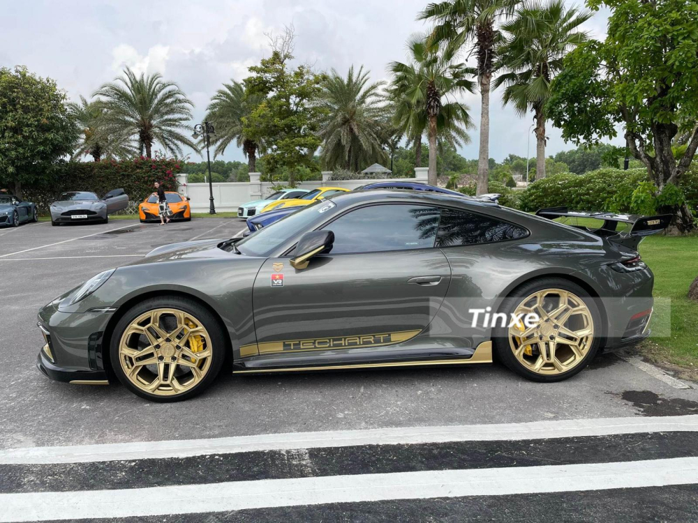 Một chiếc xe thể thao Posche 911 Carrera S mang g&oacute;i độ TechArt cũng g&oacute;p mặt trong đo&agrave;n.