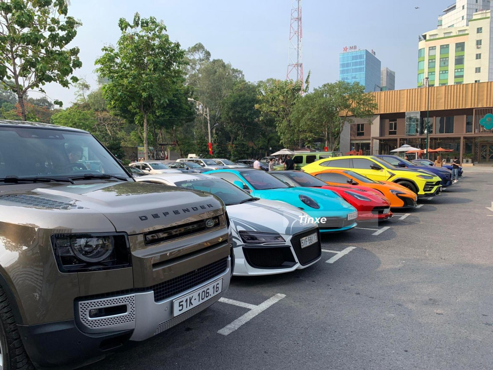 Audi R8 độ body kit của hãng Regula nổi bật hơn hẳn các siêu xe và xe thể thao xếp cạnh mình nhờ bộ áo ngựa vằn Audi R8 độ body kit của hãng Regula nổi bật hơn hẳn các siêu xe và xe thể thao xếp cạnh mình nhờ bộ áo ngựa vằn
