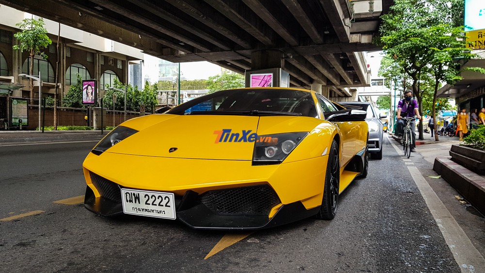 Còn đây là một chiếc xe Lamborghini Murcielago LP670-4 SV  Còn đây là một chiếc xe Lamborghini Murcielago LP670-4 SV xịn cũng mang màu vàng