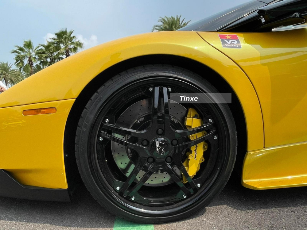 Xe được trang bị bộ mâm độ 5 chấu kép sơn đen Xe được trang bị bộ mâm độ 5 chấu kép sơn đen