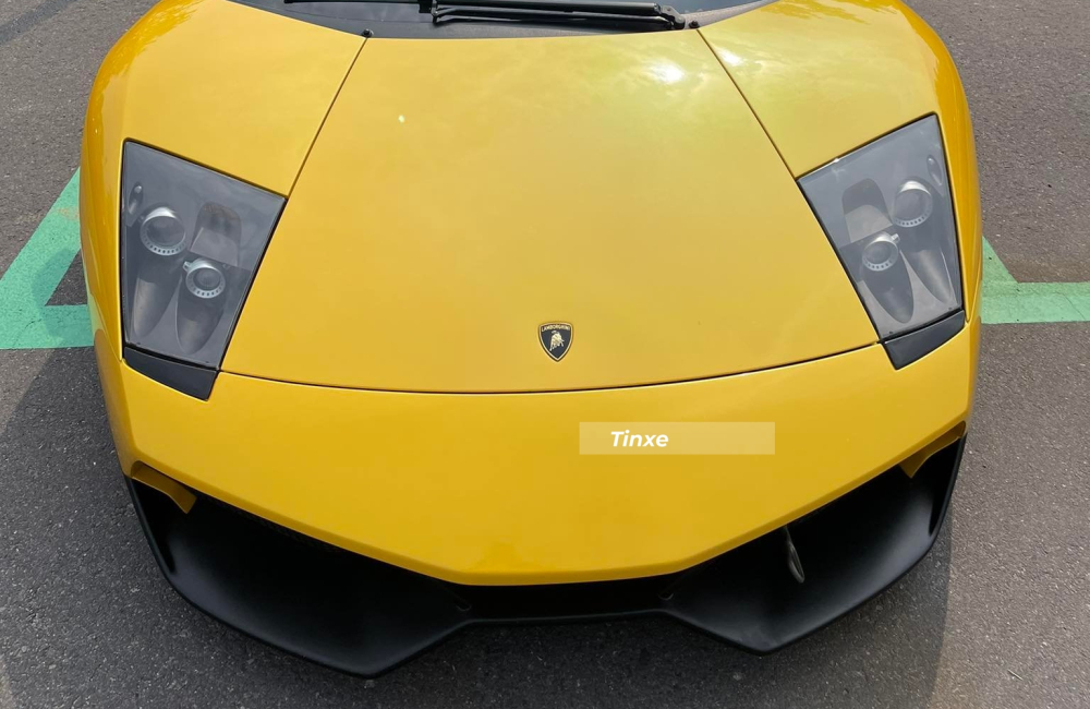 Cụ thể là tích hợp thêm cản va trước mở rộng ra với cánh lướt gió cỡ lớn được sơn đen nhám Cụ thể là tích hợp thêm cản va trước mở rộng ra với cánh lướt gió cỡ lớn được sơn đen nhám