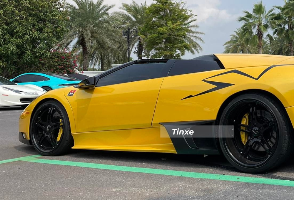 Bên hông xe được trang bị bộ nẹp sườn mới Bên hông xe được trang bị bộ nẹp sườn mới