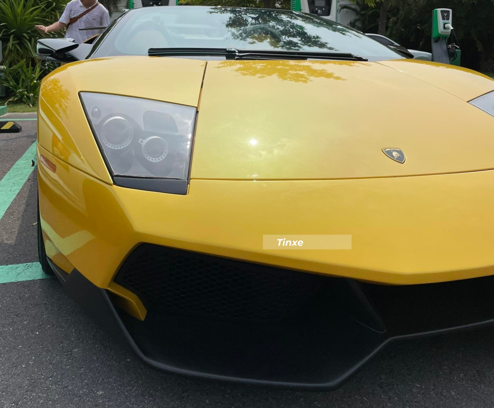 So với bản tiêu chuẩn thì Lamborghini Murcielago LP640-4 Roadster biến hình qua gói độ Lamborghini Murcielago LP670-4 SV có phần đầu xe đầy hiếu chiến So với bản tiêu chuẩn thì Lamborghini Murcielago LP640-4 Roadster biến hình qua gói độ Lamborghini Murcielago LP670-4 SV có phần đầu xe đầy hiếu chiến