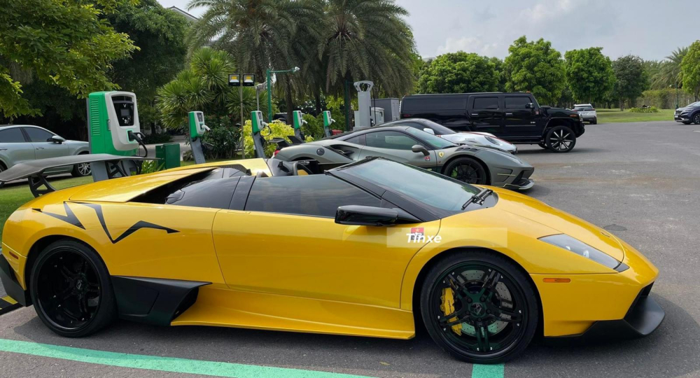 Được biết chiếc xe Lamborghini Murcielago LP640-4 Roadster này từng trải qua 1 cuộc thẩm mỹ rất ấn tượng và gần như được lột xác hoàn toàn so với lúc về nước Được biết chiếc xe Lamborghini Murcielago LP640-4 Roadster này từng trải qua 1 cuộc thẩm mỹ rất ấn tượng và gần như được lột xác hoàn toàn so với lúc về nước