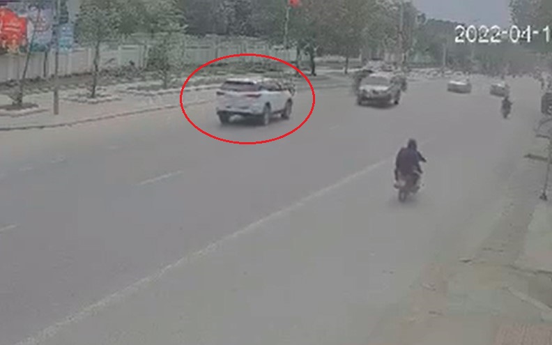 Chiếc ô tô Toyota Fortuner lao sang làn đường ngược chiều Chiếc ô tô Toyota Fortuner lao sang làn đường ngược chiều