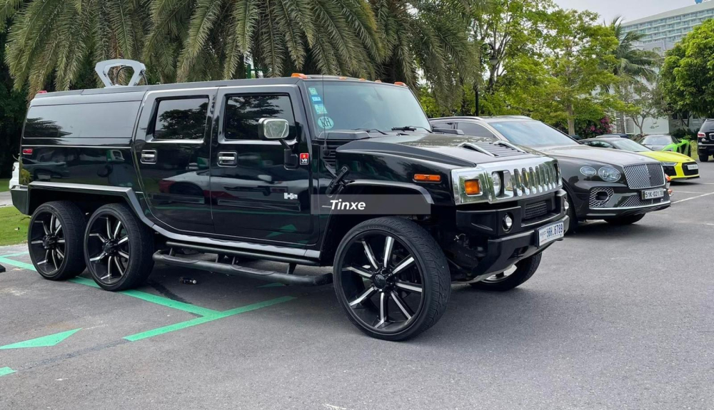 Chiếc xe quái vật Hummer H6 Player Edition hoàn toàn lấn át khi đỗ cạnh SUV siêu sang Bentley Bentayga V8 có giá trên 18 tỷ đồng.