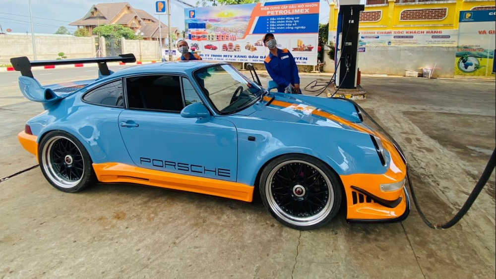 Porsche 930 Turbo có gói độ RUF siêu khủng âm thầm được mang vào Việt Nam, ngoại hình xe được dán màu áo mới của Gulf