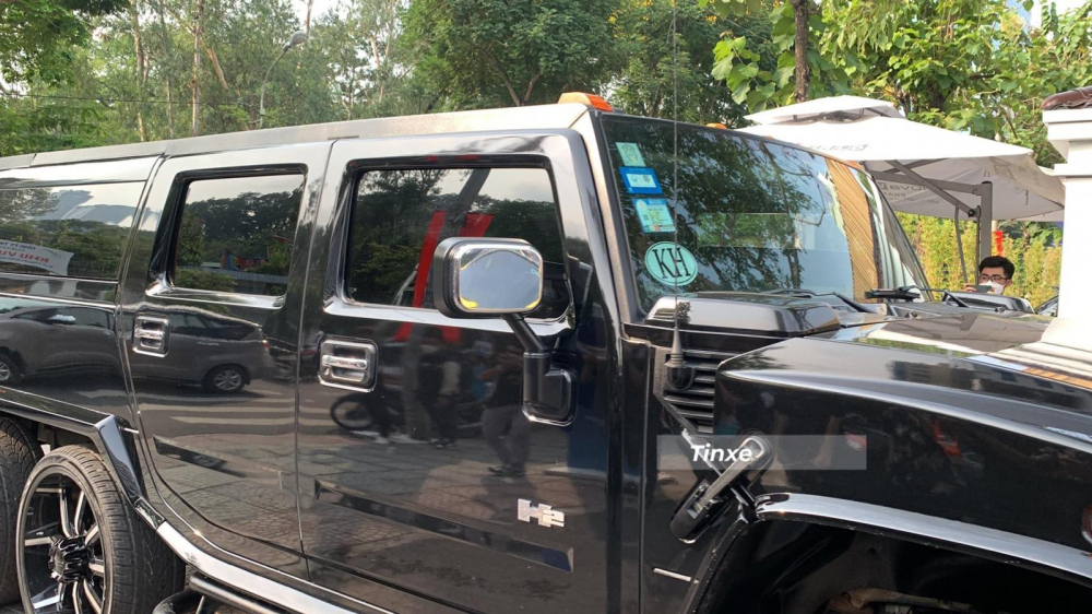  Hiện chưa rõ mức giá bán của chiếc xe Hummer H2 độ 6 bánh mới có mặt tại dải đất hình chữ S này.